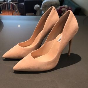 Nude pumps